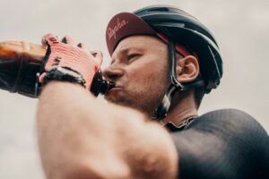 Nutrition sportive : Un cycliste boit à une bouteille