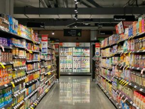 Rayon de supermarché contenant des aliments ultra-transformés