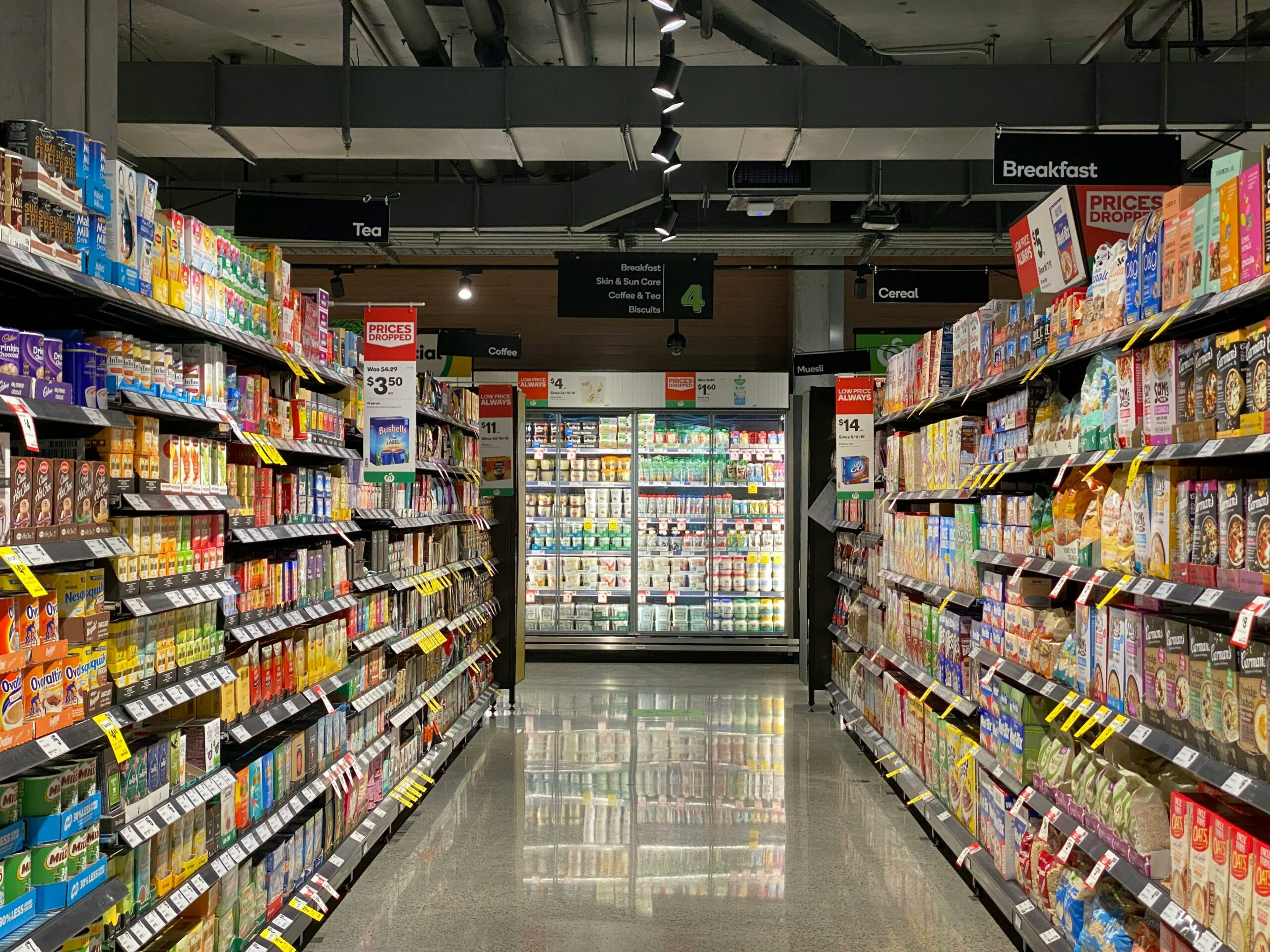Rayon de supermarché contenant des aliments ultra-transformés